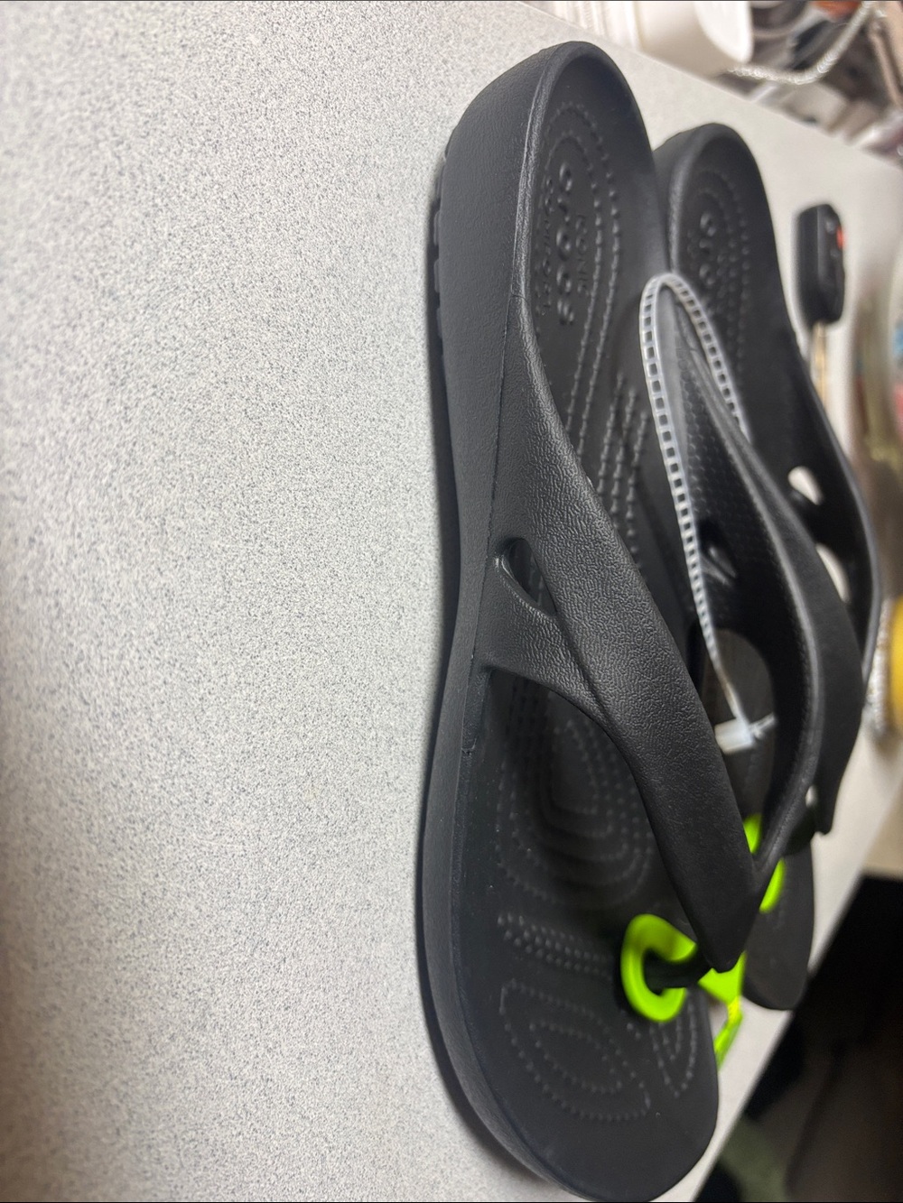 BNWT WOMENS CROCS Black Flip Flop Sandals with ICONIC COMFORT SIZE 7 - Picture 2 of 5